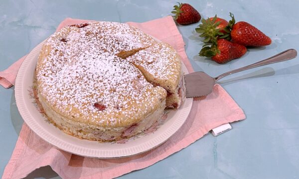 TORTA YOGURT GRECO E FRAGOLE