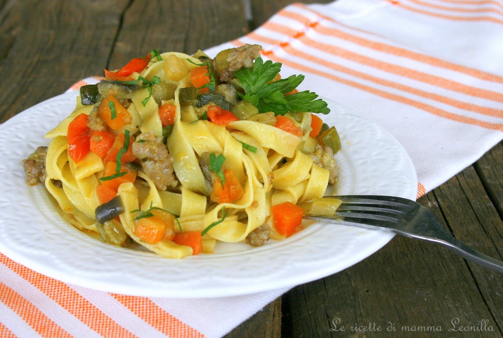 TAGLIATELLE CON VERDURE SALSICCIA E CURRY