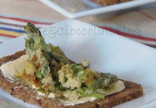 Asparagi e uova strapazzate | Pane&Cioccolatoblog
