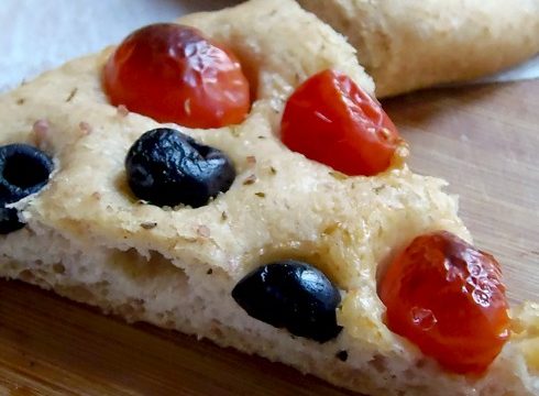 Pizza integrale pomodorini e olive|PaneeCioccolato