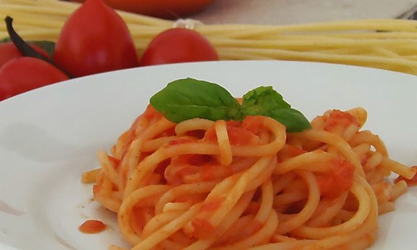 Spaghetti piccanti al pomodoro crudo e vaniglia