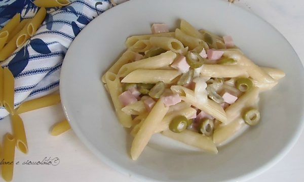 Pasta cremosa olive e prosciutto