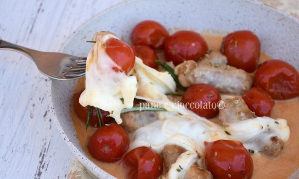 Salsiccia mozzarella e pomodoro in padella