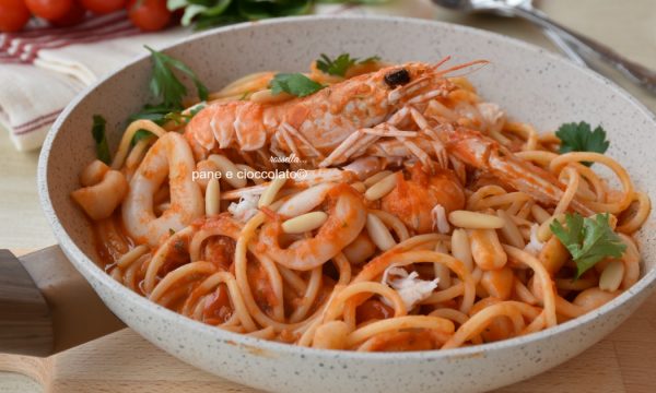 Spaghetti con sugo al pomodoro e scampi