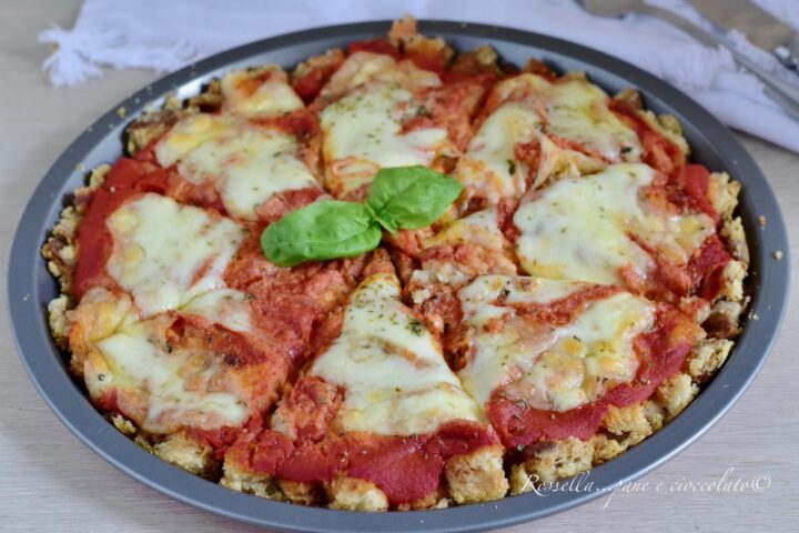 Pizza di Pane Raffermo con Mozzarella e Pomodoro RICETTA riciclo
