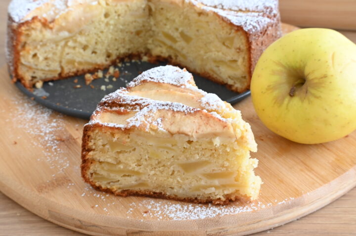 Torta di Mele Soffice della Nonna con un cucchiaio di ricotta