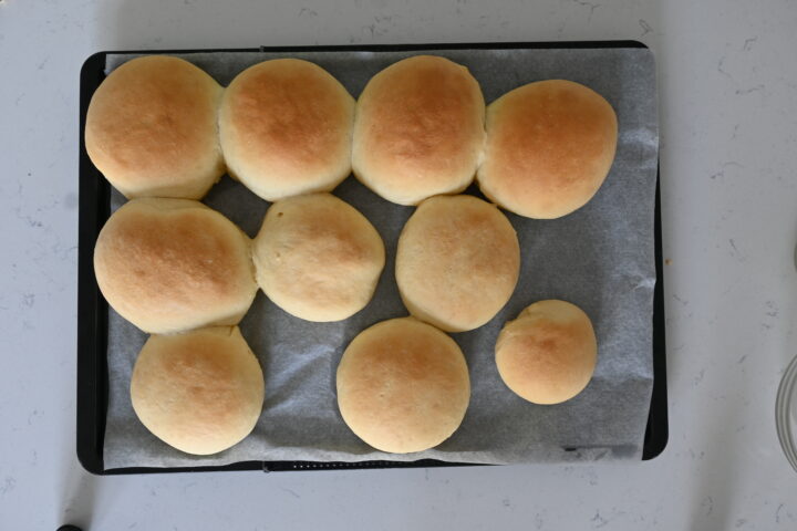 Disponili su una teglia con carta forno, ben distanziati, e coprili con un canovaccio.
Lasciali lievitare ancora per 1 ora.