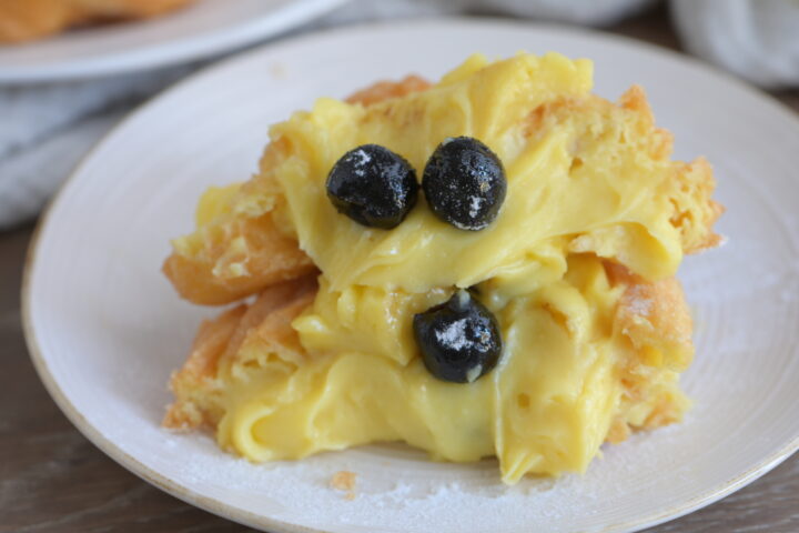 Zeppole Con Crema Pasticcera E Amarene Fritte O Al Forno