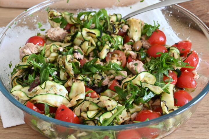 Insalata di zucchine grigliate e tonno