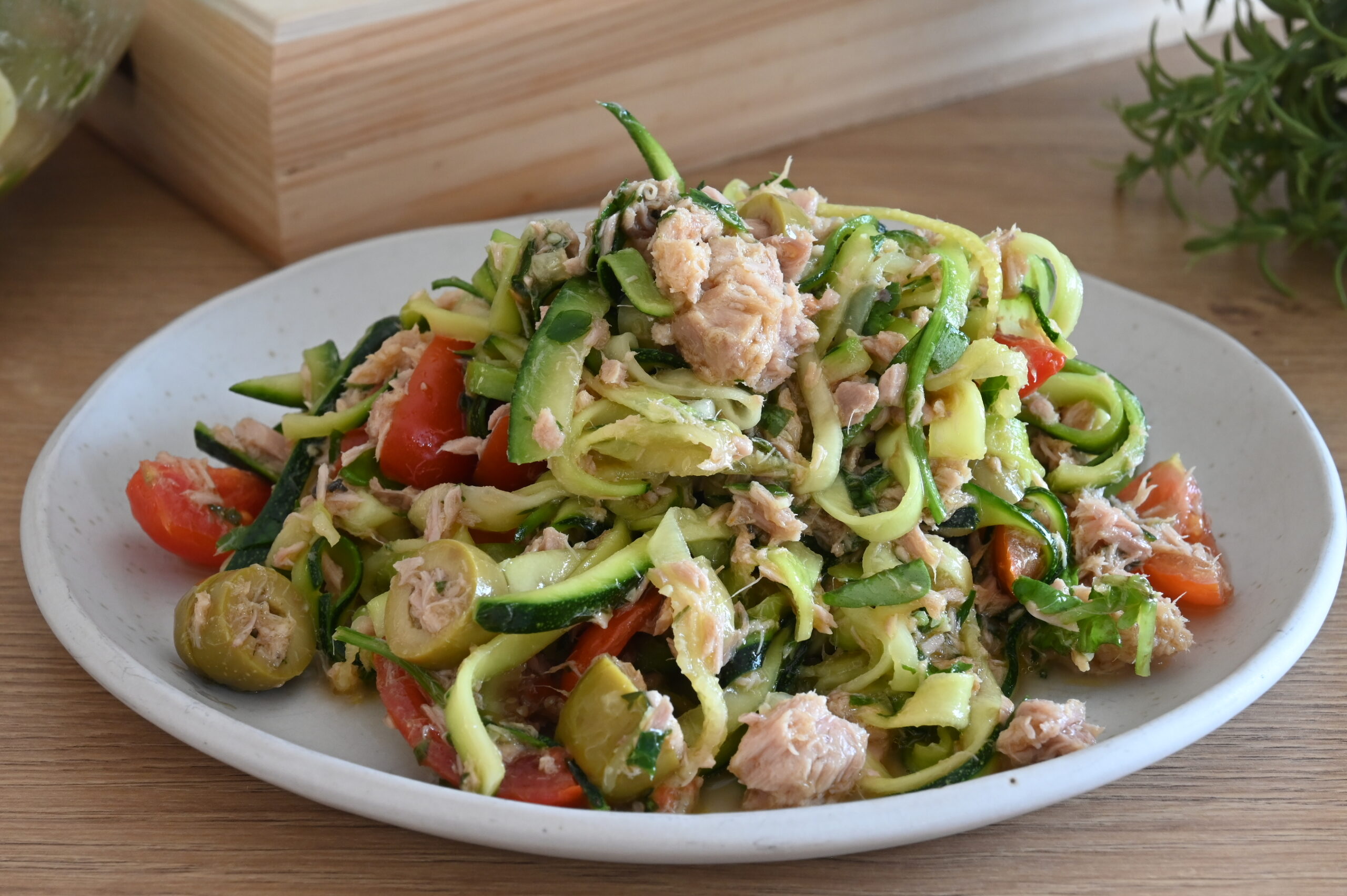 Insalata di Zucchine Crude con Tonno, Olive e Limone