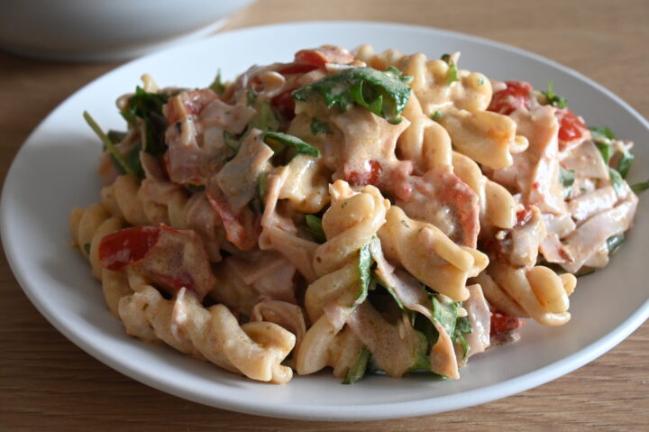 PASTA FREDDA PROSCIUTTO COTTO e Pomodorini Cremosa