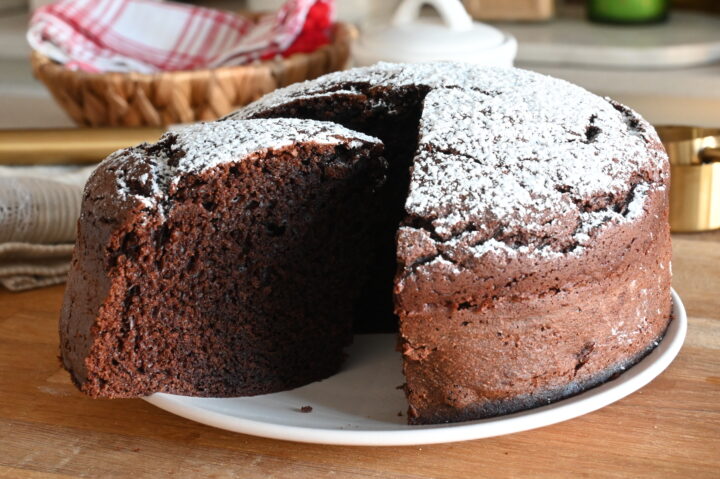 TORTA AL CIOCCOLATO ALTA E SOFFICE