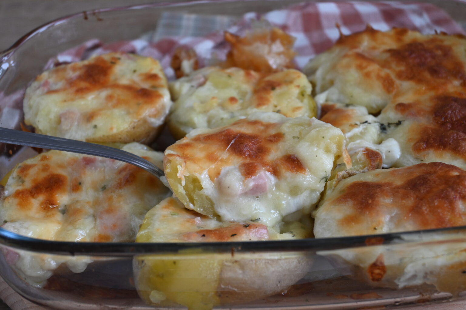 PATATE AL FORNO CON PROSCIUTTO RIPIENE, GRATINATE E FILANTI