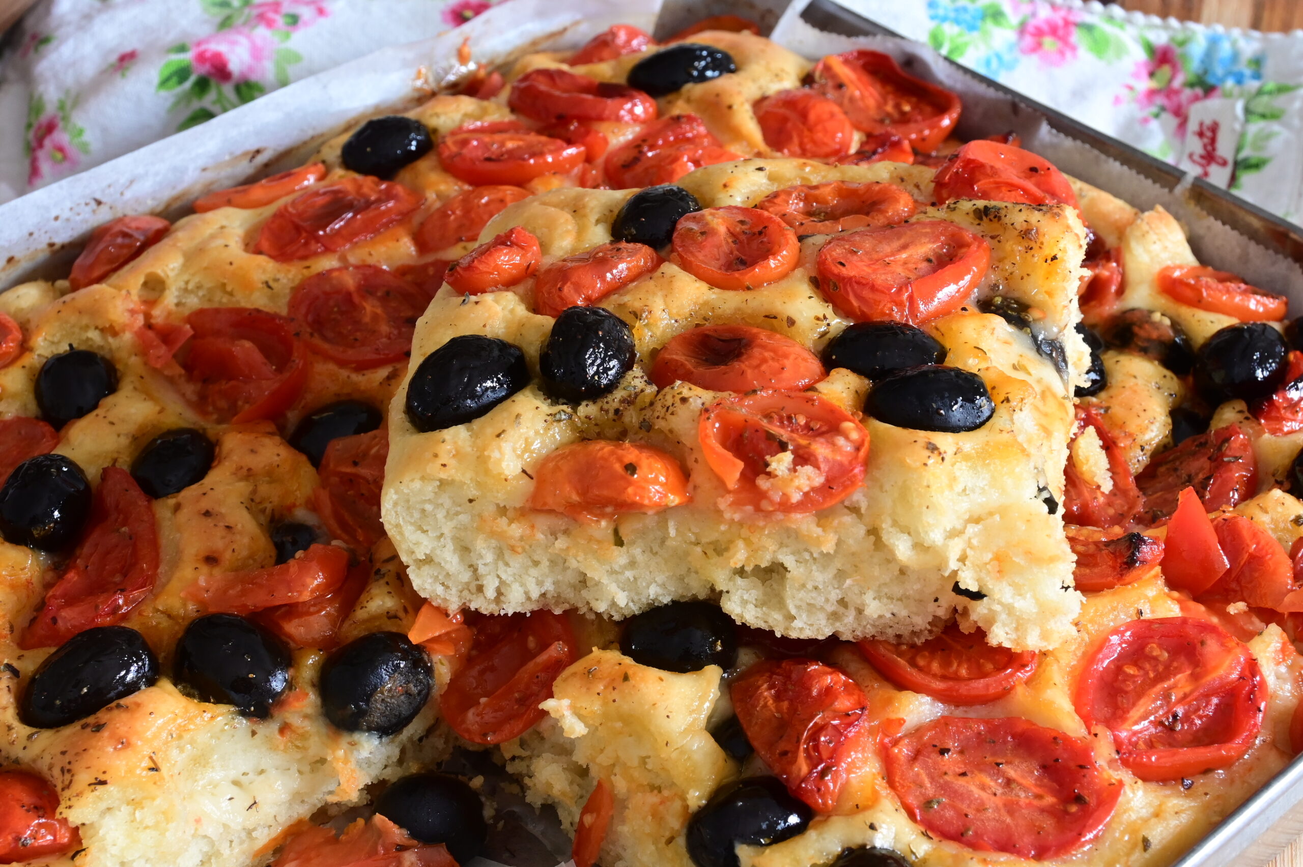 Focaccia Soffice con Pomodorini Datterini alta e morbida