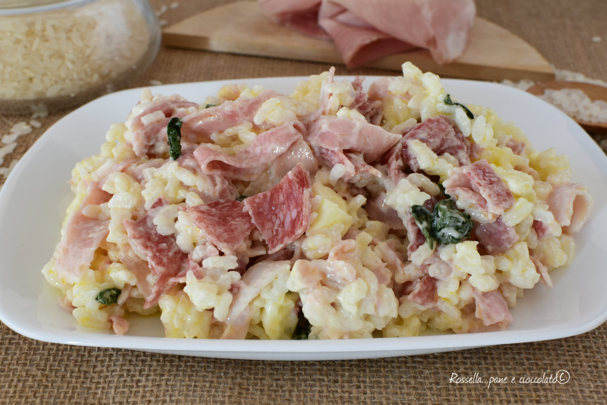 Insalata di Riso Cremosa con Prosciutto e Salame