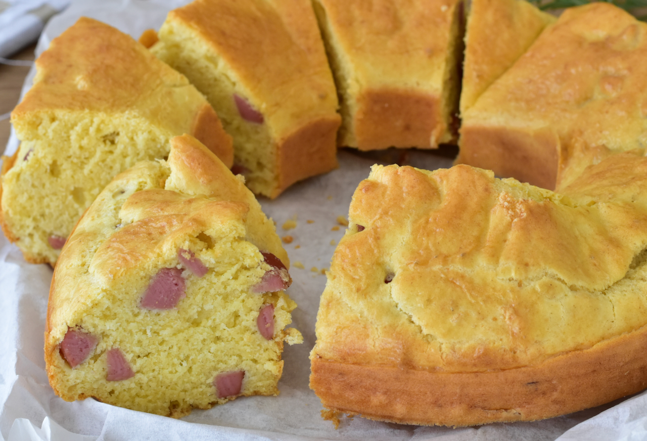 Ciambellone Salato al Kefir un rustico soffice e saporito preparato con prosciutto cotto a cubetti e un impasto velocissimo da mescolare in una sola ciotola.