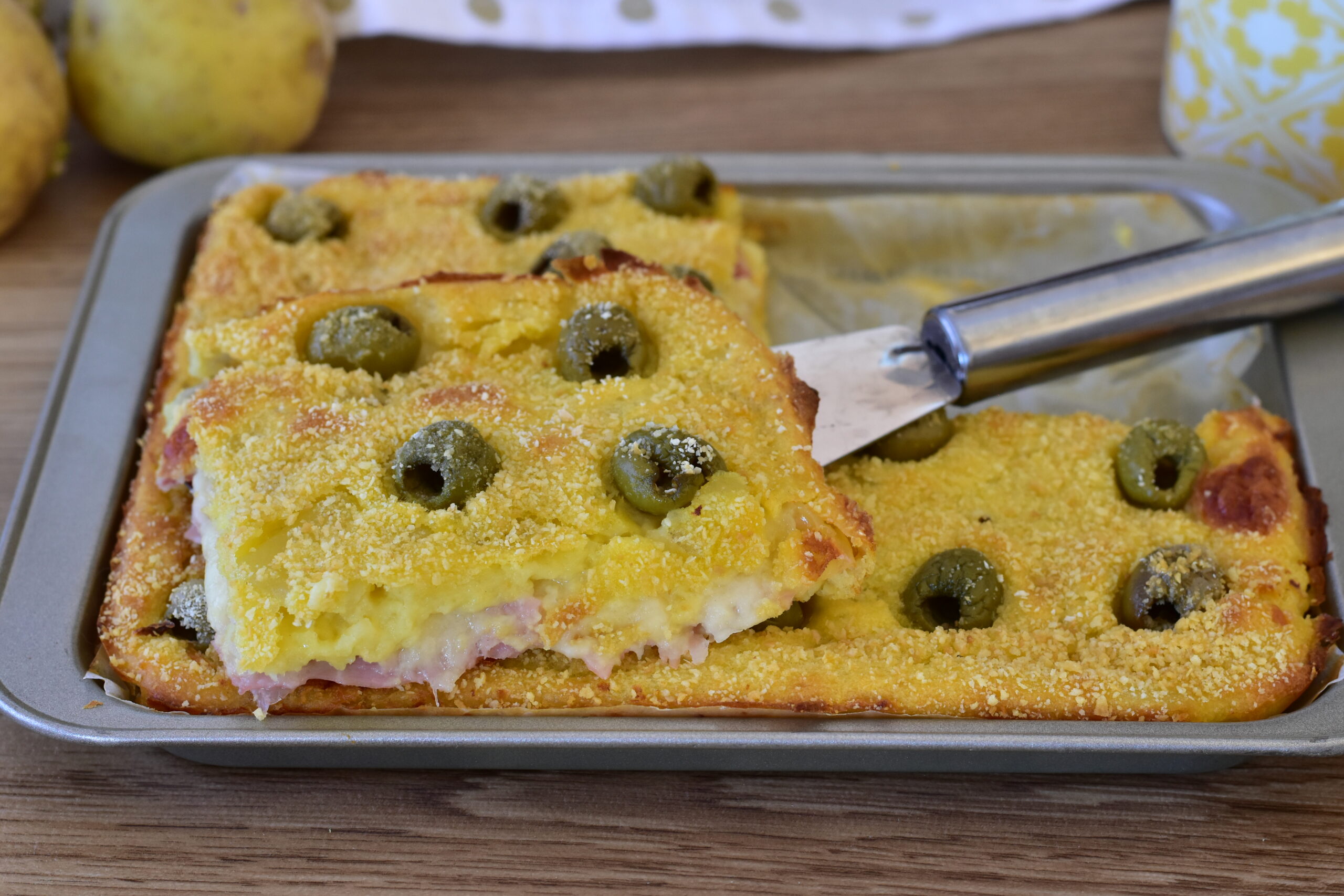 Torta Salata al Tonno Croccante con Impasto di Patate