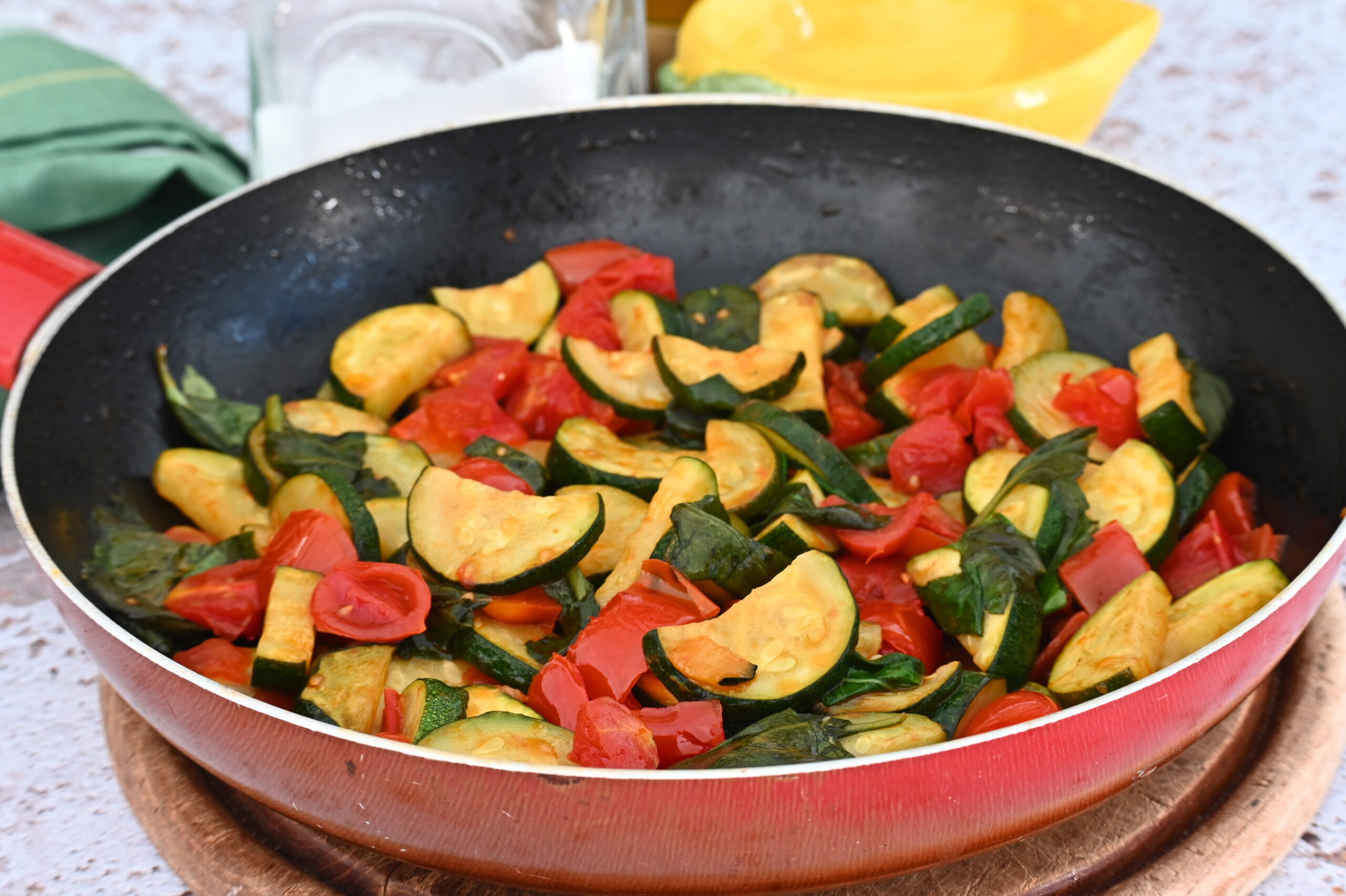 Zucchine in Padella con Pomodorini e Basilico