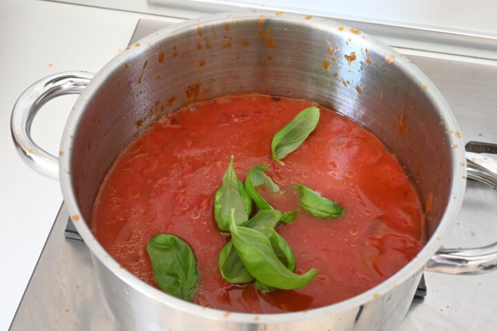 sugo di pomodoro per la parmigiana di melanzane non fritte