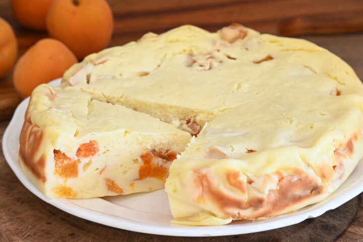 Torta allo Yogurt e Albicocche Cremosa e Senza farina adatta a tutti