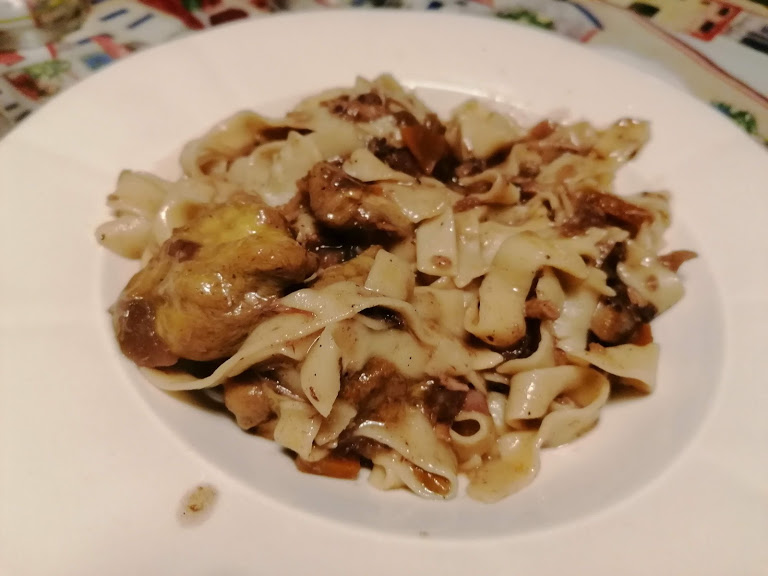 Taglioni Al Ragu Di Pernice Rossa E Funghi Porcini Ricette Per Poveri