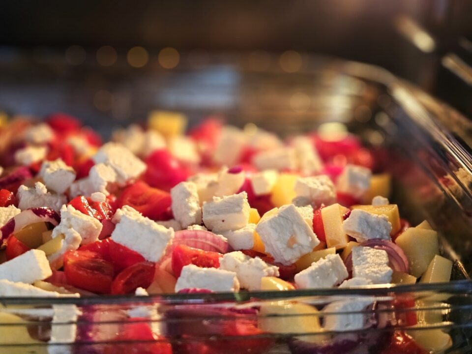 Feta al forno con pomodori e cipolle