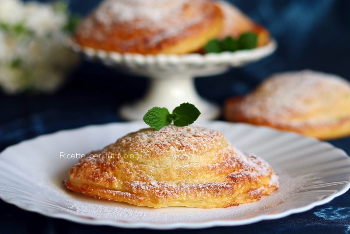Tortelloni di pasta sfoglia alle pesche