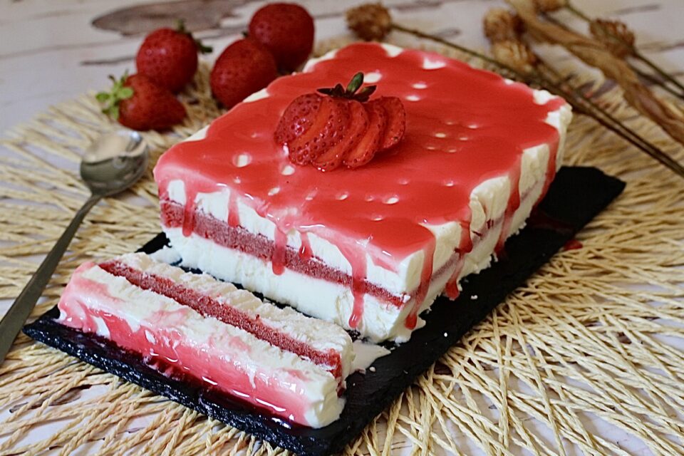 Semifreddo alla fragola, un dolce sollievo di freschezza