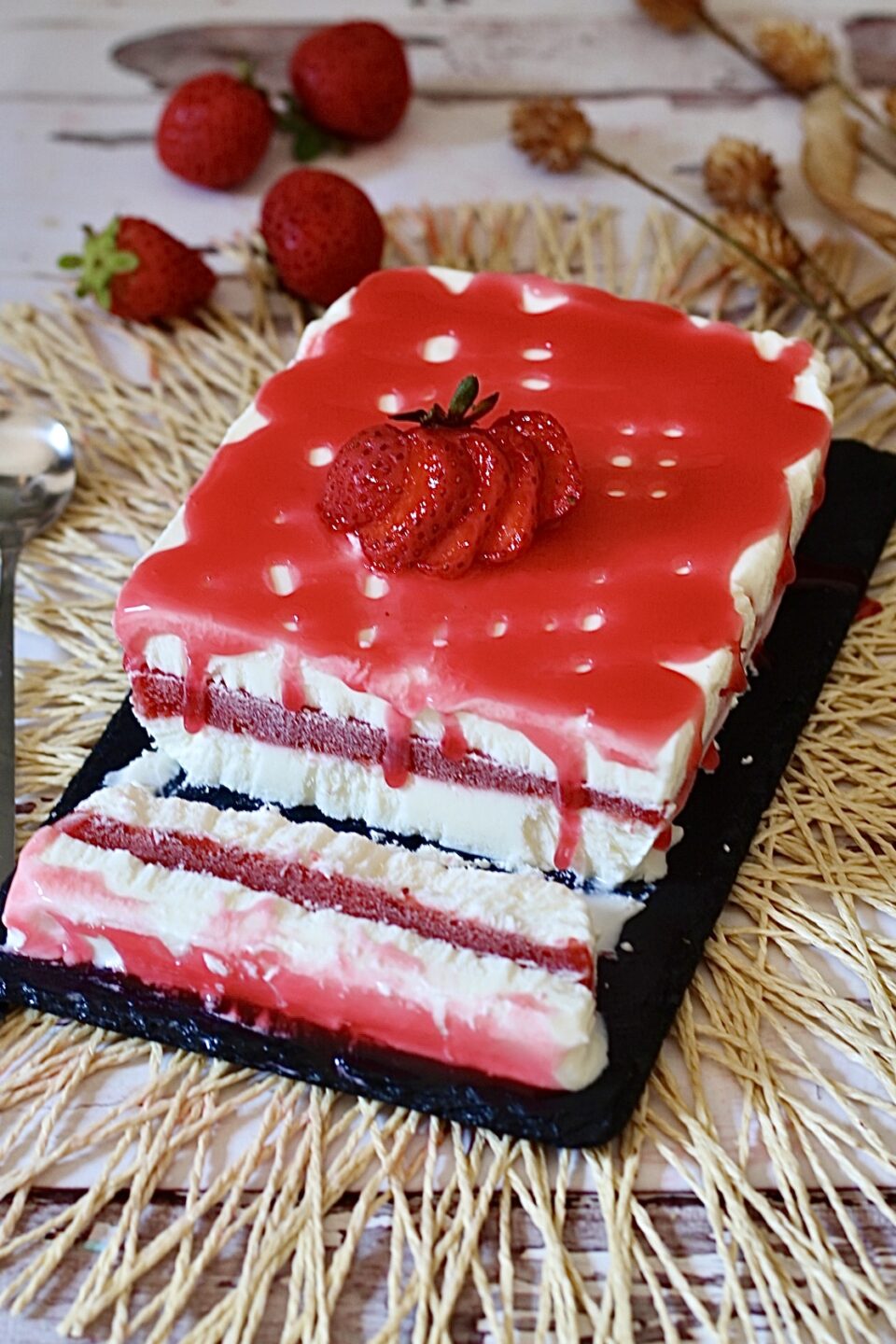 Semifreddo alla fragola, un dolce sollievo di freschezza