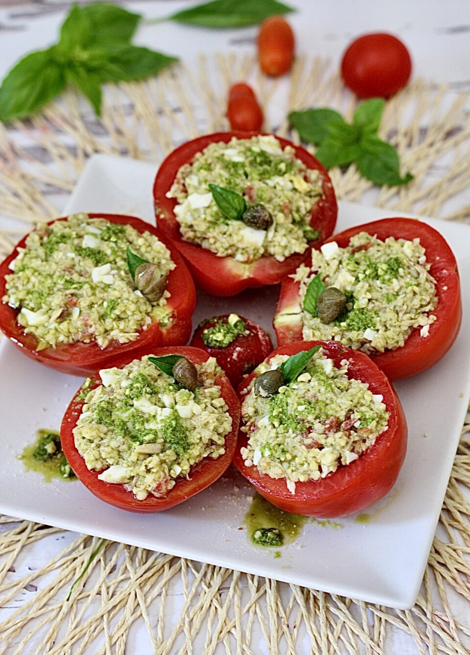 Pomodori farciti a crudo il pranzo perfetto per l'estate