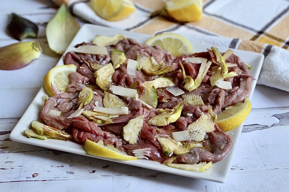 Carpaccio di carne marinato al limone e  carciofi croccanti
