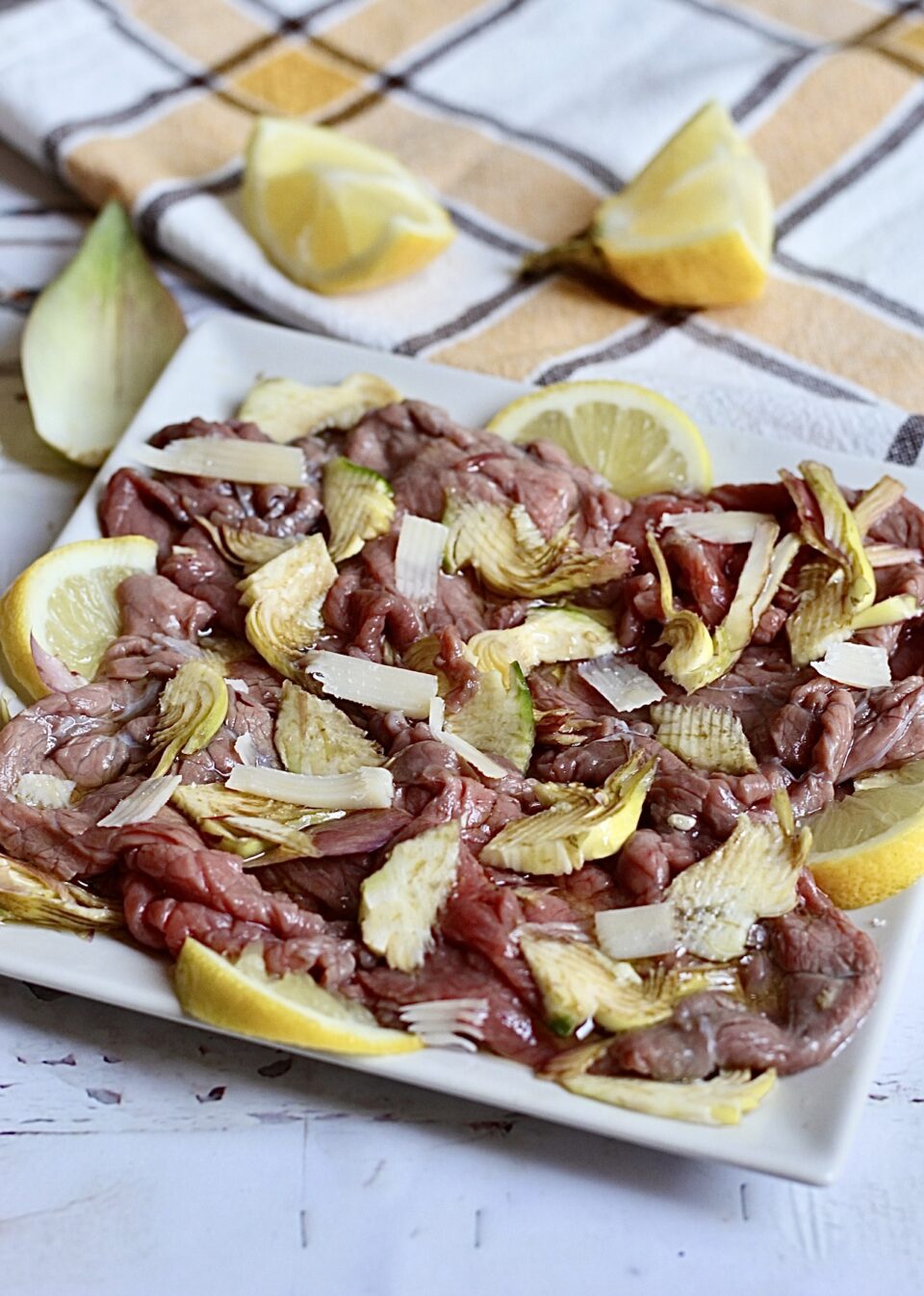 Carpaccio di carne marinato al limone e  carciofi croccanti