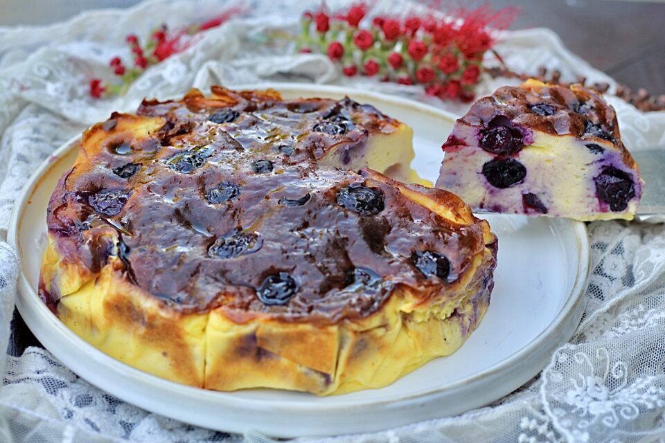 Tortino proteico ai mirtilli in friggitrice ad aria senza farina.