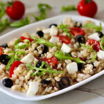 Insalata greca di orzo e feta, mi sazia a lungo senza appesantire