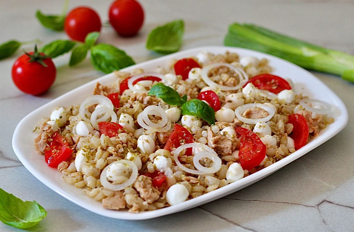 Insalata estiva di orzo, per quando hai voglia di qualcosa di fresco e saziante.