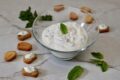 Salsa allo yogurt greco e menta, fresca, rinfrescante e light.