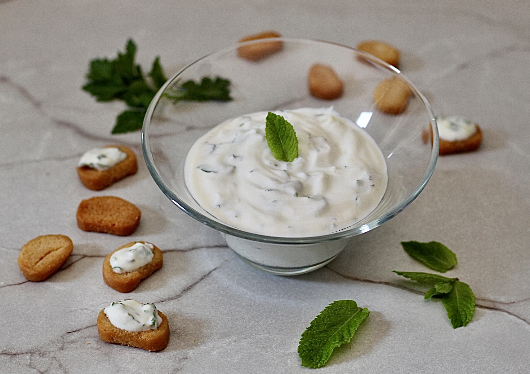 Salsa allo yogurt greco e menta, fresca, rinfrescante e light