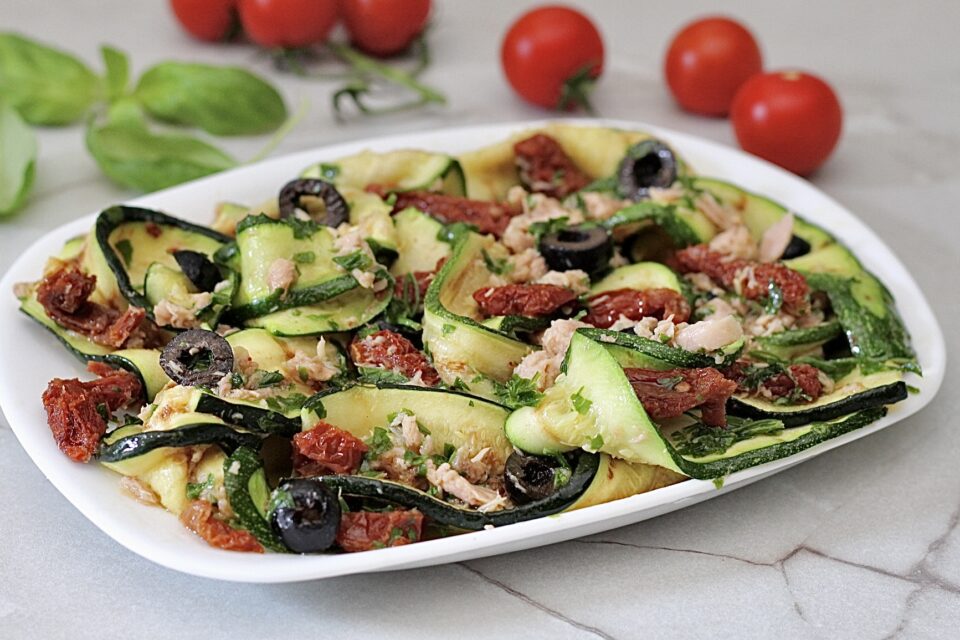 Insalata mediterranea di zucchine, un tripudio di gusto e feschezza