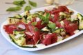 Insalata di zucchine e bresaola, leggera e fresca, pronta in pochi minuti.