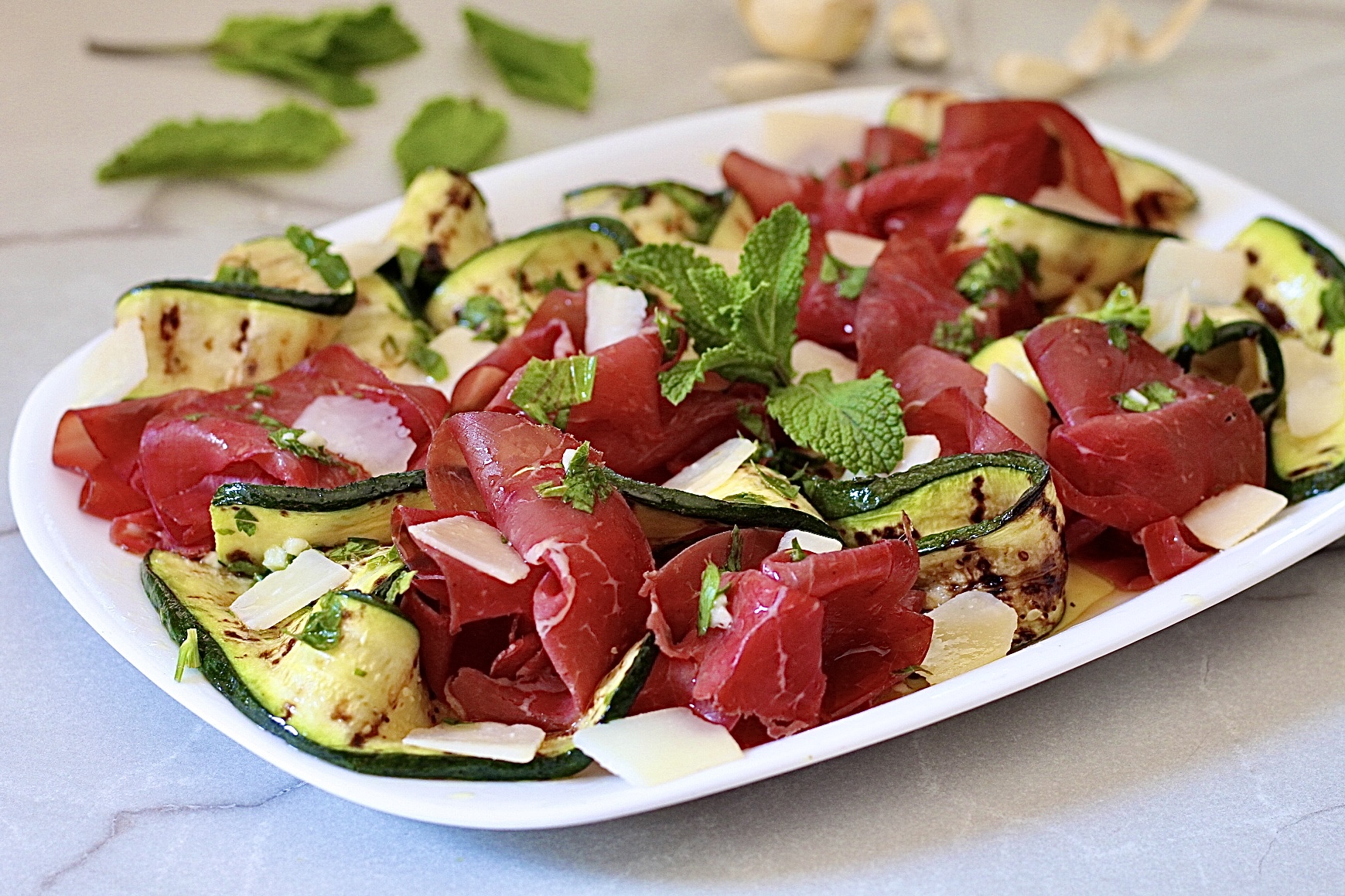 Insalata di zucchine e bresaola, leggera e fresca, pronta in pochi minuti.