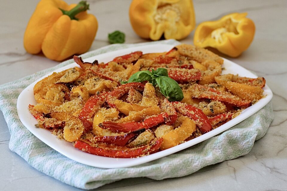 Peperoni al gratin con acciughe e senza formaggio, 3 soli ingredienti per un contorno che spacca!
