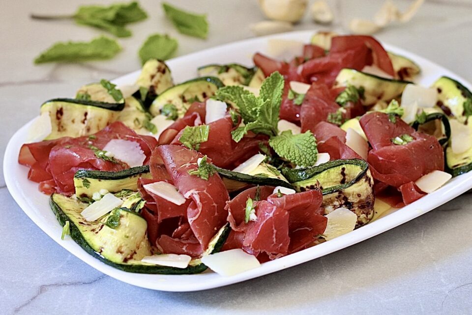 Insalata di zucchine e bresaola, leggera e fresca, pronta in pochi minuti.