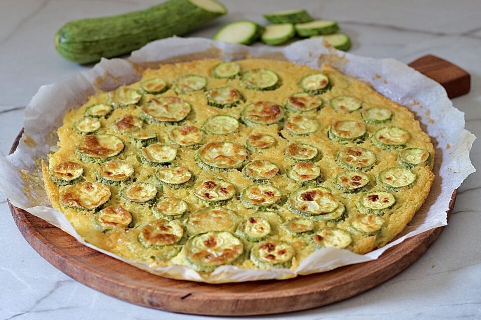Schiacciata di zucchine senza farina, croccante e leggera.