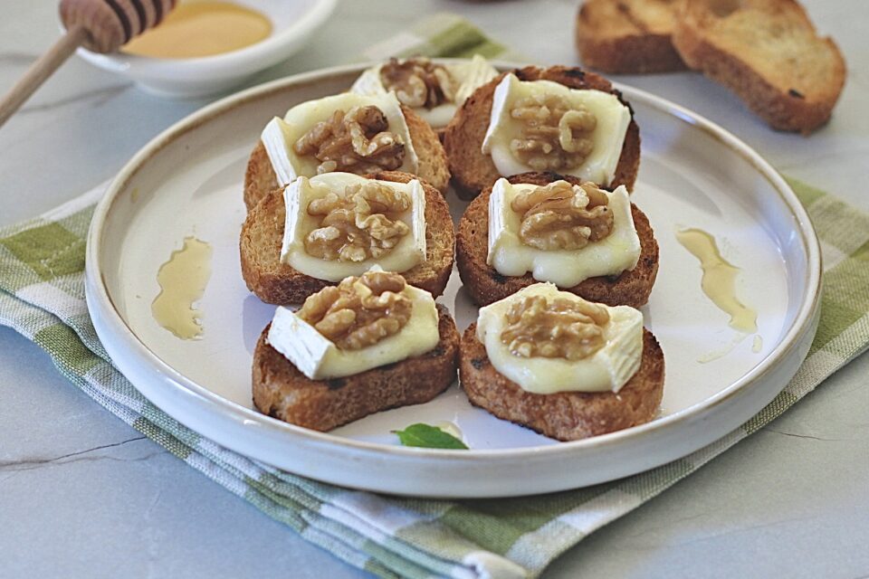 Crostini con formaggio e noci, cremosi e filanti, perfetti per le feste!
