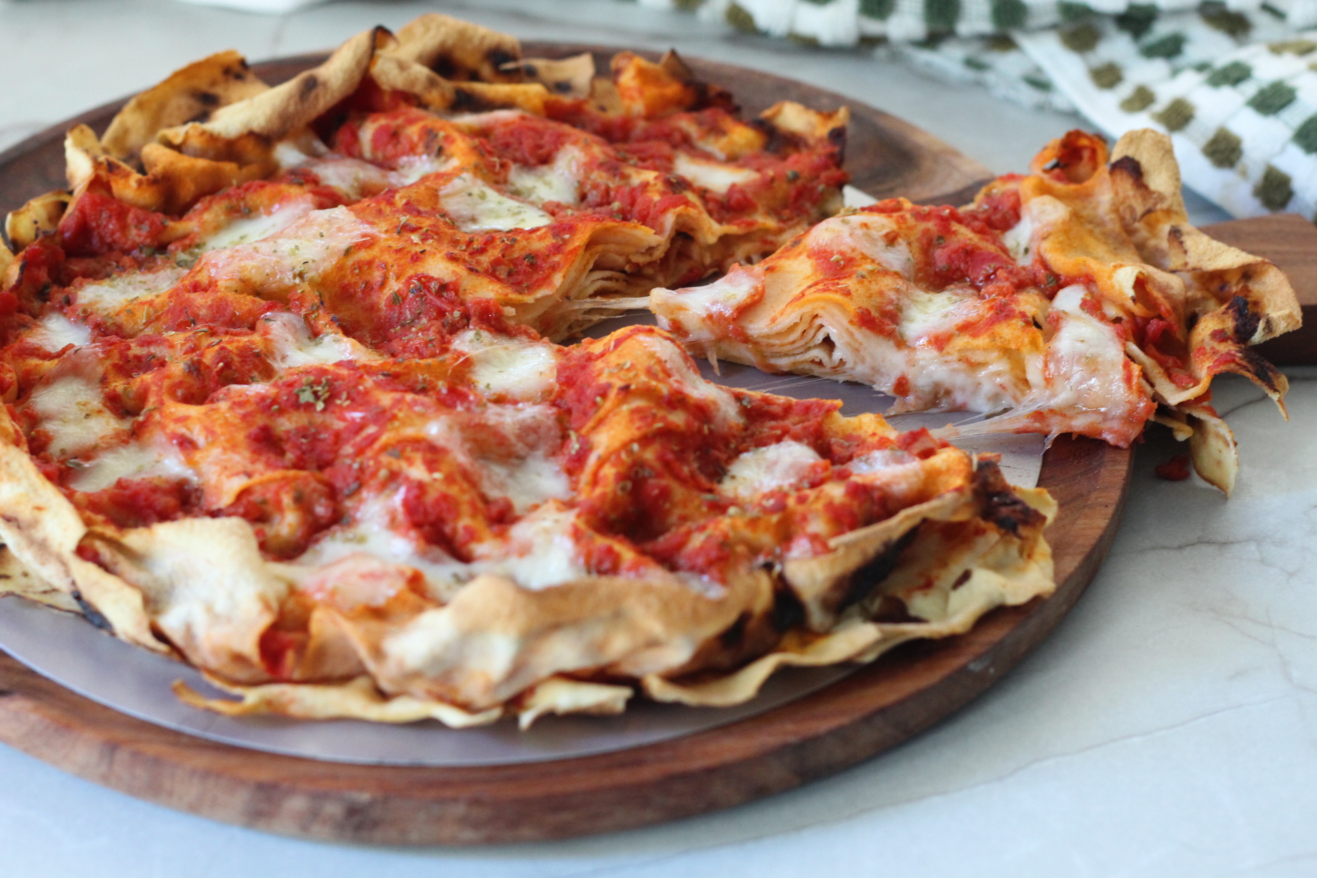 Lascia raffreddare la finta pizza di pane carasau e conservala in frigorifero in un contenitore ermetico fino a 1–2 giorni; per mantenerla croccante, riscaldala in forno o in friggitrice ad aria.