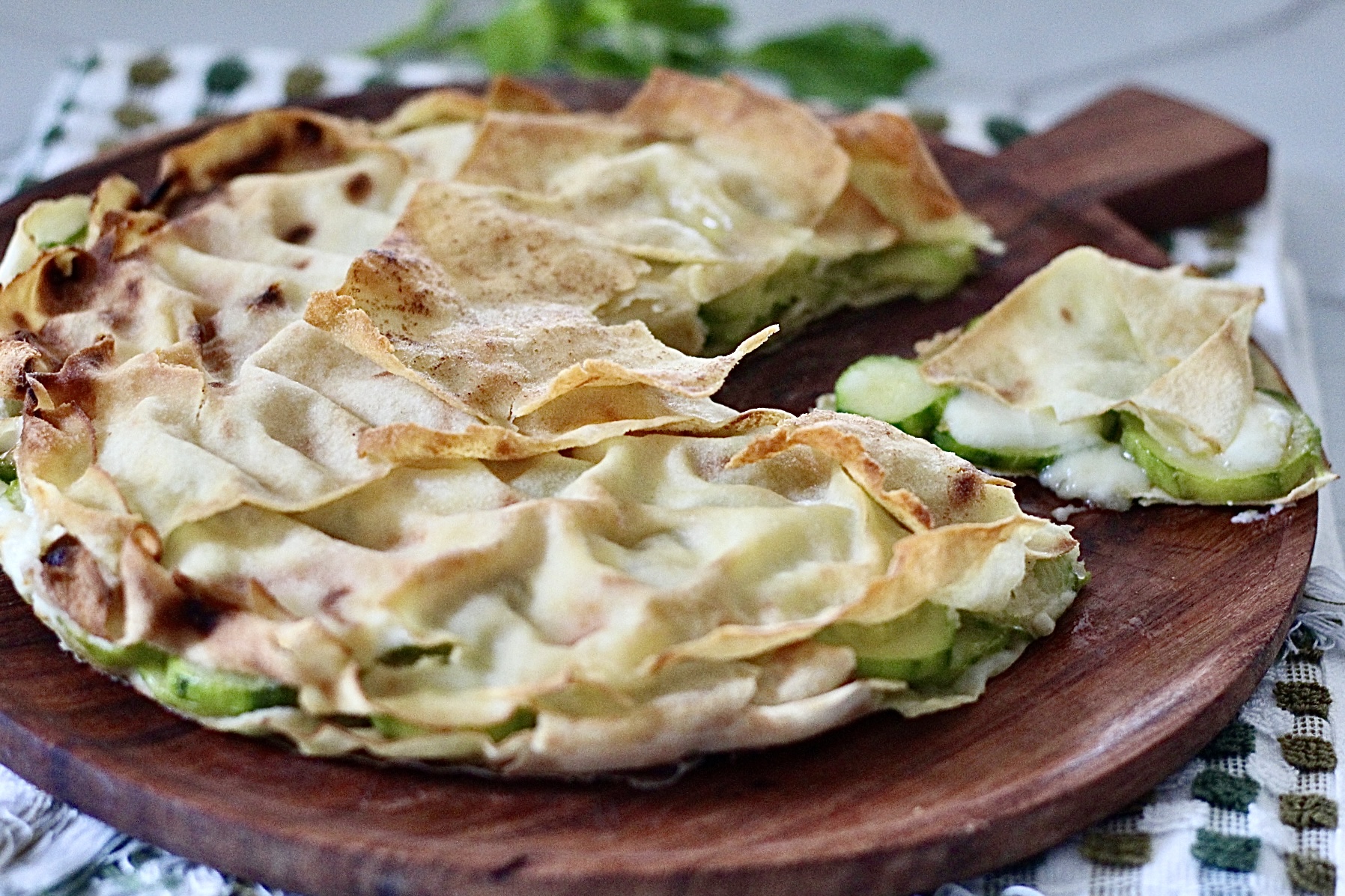Tortino veloce di pane carasau con zucchine e stracchino senza impasto.