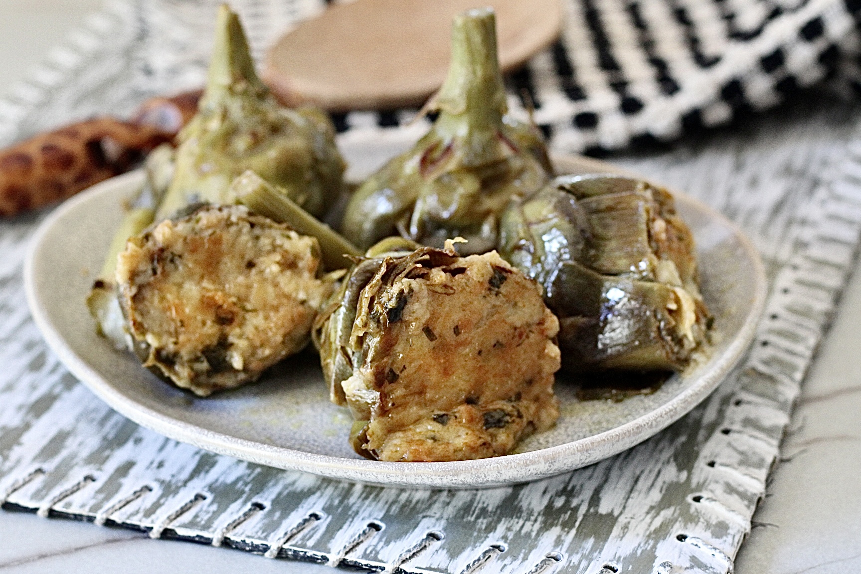 Come fare i carciofi farciti in umido, senza uova e delicatissimi.