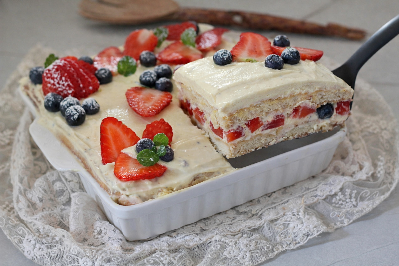 Tiramisu' fragole e mirtilli senza panna, ricetta fresca e facile.