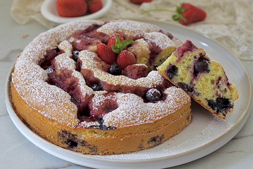 Torta con mirtilli e marmellata con kefir e olio evo, genuina e salutare.