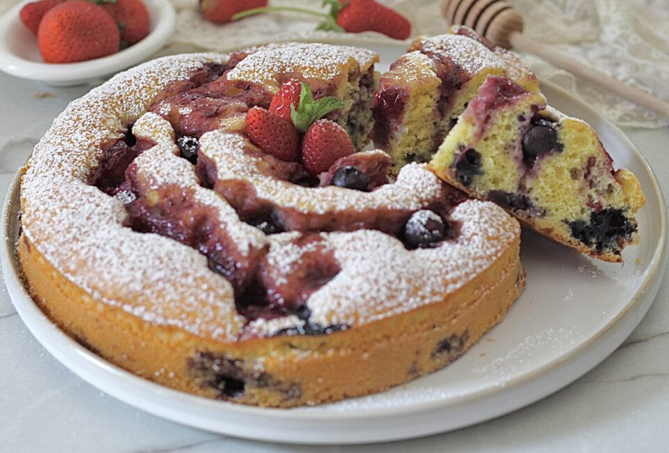 Torta con mirtilli e marmellata con kefir e olio evo, genuina e salutare.